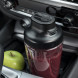 Bosch MMB2111S to-go beker met paarse vruchtensap in automobielsituatie op bekerhouder