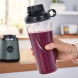 Bosch MMB2111S to-go beker gevuld met paarse smoothie in hand getoond met sluiting