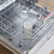 Staafmixer in afwasmachine op rooster, geplaatst in open vaatwasser