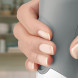 Close-up van hand die Bosch staafmixer vasthoudt met ergonomisch design
