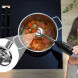 Bosch MSM67160 staafmixer roerend in pan met groentestoofpot op inductiekookplaat, detail-circulaire van roerwerk