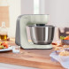 Bosch MUM58L00 in keukenomgeving op houten tafel met voedselingrediënten