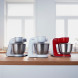 Drie Bosch MUM58L00 keukenmachines in creme, wit en rood naast elkaar