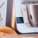 Bosch MUM5XW10 keukenmachine vooraanzicht met touchscreen bedieningspaneel en mengkom in keuken