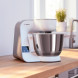 Bosch MUM5XW10 keukenmachine in keuken op aanrecht met gesloten mengkom