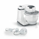 Bosch MUMS2AW01 keukenmachine vooraanzicht met meegeleverde accessoires (klopper, ballonspatel, garde) op witte achtergrond
