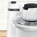 Bosch MUMS2AW01 keukenmachine zijaanzicht met merklogo en werkschaal gedeeltelijk zichtbaar op houten tafel