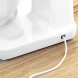 Bosch MUMS2AW01 keukenmachine voetgedeelte en stroomkabel op houten vloer, onderkant detail