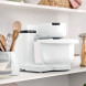 Bosch MUMS2AW01 keukenmachine in keukenomgeving op werkblad tussen keukengerei en decoratie