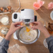 Bosch MUMS2EW00 keukenmachine bovenaanzicht met speedtronic snelheidsknop en mengkom met ingrediënten