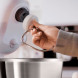 Bosch MUMS2EW00 keukenmachine detail van stroomkabel en aansluiting aan achterzijde