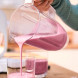 Bosch MUMS2EW30 blender detail van roze bereide drank uitschenken in glas