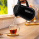 Bosch TWK1M123 waterkoker in gebruik met stoom uit tuit boven kopje thee