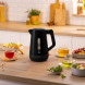 Bosch TWK1M123 waterkoker in keuken omgeven door voedsel en dranken