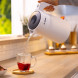 Bosch TWK2M161 waterkoker wordt bediend en schenkt kokend water in glas