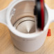 Bosch TWK2M161 waterkoker geopend met zichtbaar verwarmingselement en rood deksel