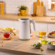 Bosch TWK2M161 waterkoker op aanrecht omgeven door thee en kruiden in keuken