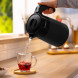 Bosch TWK2M163 waterkoker wordt gebruikt, water giet uit tuit in glas