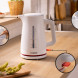 Bosch TWK3M121 waterkoker in keuken op aanrecht, met detail-close-ups van deksel, rode voet en zwarte handgreep