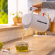 Bosch TWK3M121 waterkoker in gebruik, water giet in glas thee op aanrecht
