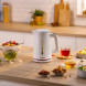 Bosch TWK3M121 waterkoker wit in keukensetting omgeven door kruiden, thee en voedingsmiddelen op aanrecht