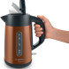 Bosch TWK4P439 DesignLine waterkoker in gebruik met hand aan handvat en geopende deksel