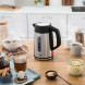 Bosch TWK4P440 waterkoker in gebruik op houten tafel in keukensituatie omgeven door voedsel