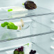 Het interieur van de Electrolux ERN2212AOW koelkast is uitgevoerd met leggers van veiligheidsglas
