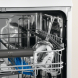 De klapbare steunen in de bovenkorf van de Electrolux ESL8330RO inbouw vaatwasser zijn erg praktisch voor bijv. wijnglazen