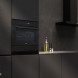 ETNA CM514GLS oven-magnetron detail vooraanzicht in donkere keuken