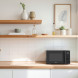 ETNA SMV820 magnetron op keukenwerkblad naast houten planken en decoratie in moderne keukeninterieur