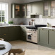Falcon Classic 2026 100 Inductie geïntegreerd in moderne groene keukenopstelling met marmeren achterwand
