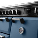 Falcon Classic Deluxe 2026 100 Gas fornuis, detail bedieningspaneel en handgrepen blauwe uitvoering