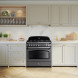 Falcon CLAS90FXDFBL/B ingebouwd in beige en witte keuken