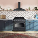 Falcon Classic FX 90 Inductie fornuis ingebouwd in moderne keuken met zwarte afzuigkap
