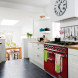 Falcon Deluxe 1000 Gas in rode kleur in modern witte keuken interieur