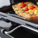 Falcon ELS110DFCA fornuis, geopende ovendeur met pizza en groenten op rooster