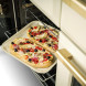 Rechter oven uitgetrokken met pizza op bakplaat