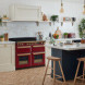 Falcon Estel Deluxe 110 in rood in hedendaagse open keuken met tafel en zitplaatsen