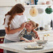 Falcon Estel Deluxe 110 Inductie rode uitvoering in witte keuken, volwassene en kind koken samen