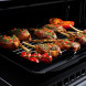 Falcon Estel Deluxe 100 Gas fornuis, oven interieur met gegrilde vleeskotteletten op gaasrooster met groenten