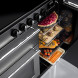 Falcon Infusion 90 Inductie 2026 fornuis, geopende linkeroven met uitschuifbare laden vol bakwerk en groenten