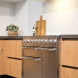 Falcon Mercury 1000 fornuis ingebouwd in houten keuken met geopende bovenoven