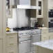 Falcon Mercury 1082 fornuis in klassieke keukenopstelling met beige kastjes en marmeren blad