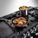 Falcon Nexus 110 Gas fornuis met pan en pot op het gasfornuis in gebruik