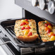 Geopende ovenlade van Falcon Nexus 90 Gas met roostergeleiders en bereide focaccia