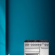 Falcon Nexus 90 Gas fornuis in moderne keuken tegen turquoise muur