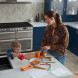 Falcon NEXUS inductiefornuis ingebouwd in blauwe keuken met vrouw en kind
