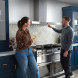 Falcon NEXO110EIPWHT/CM_E1 dubbele ovenrange in keukeninterieur met paarkoppel en dampdamp boven