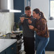 Falcon NEXB110EIPWHT/CM gasfornuis in keukeninterieur met man en vrouw aan gasfornuis